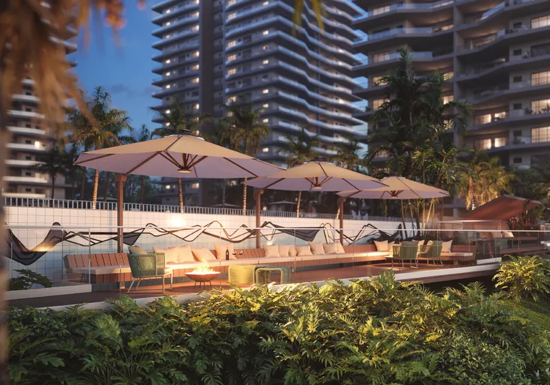 Deck sunset do ORO Ilha Pura by Ornare com ombrelones e vista para o Parque Ilha Pura